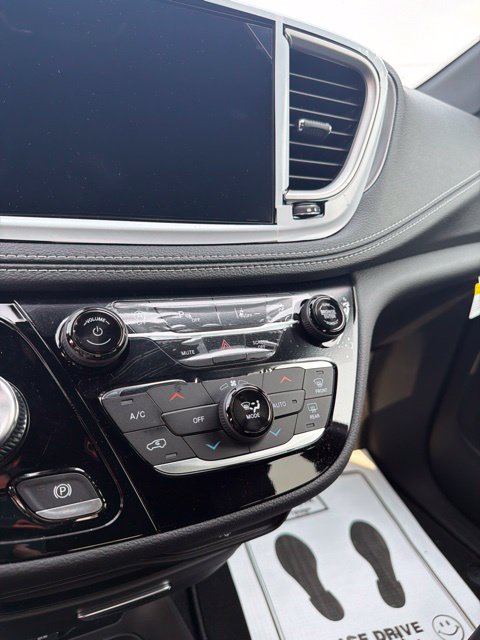 New 2026 Chrysler Pacifica Select FWD image 19