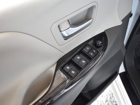 Used 2015 Toyota Sienna XLE w/ XLE Navigation Package FWD image 62