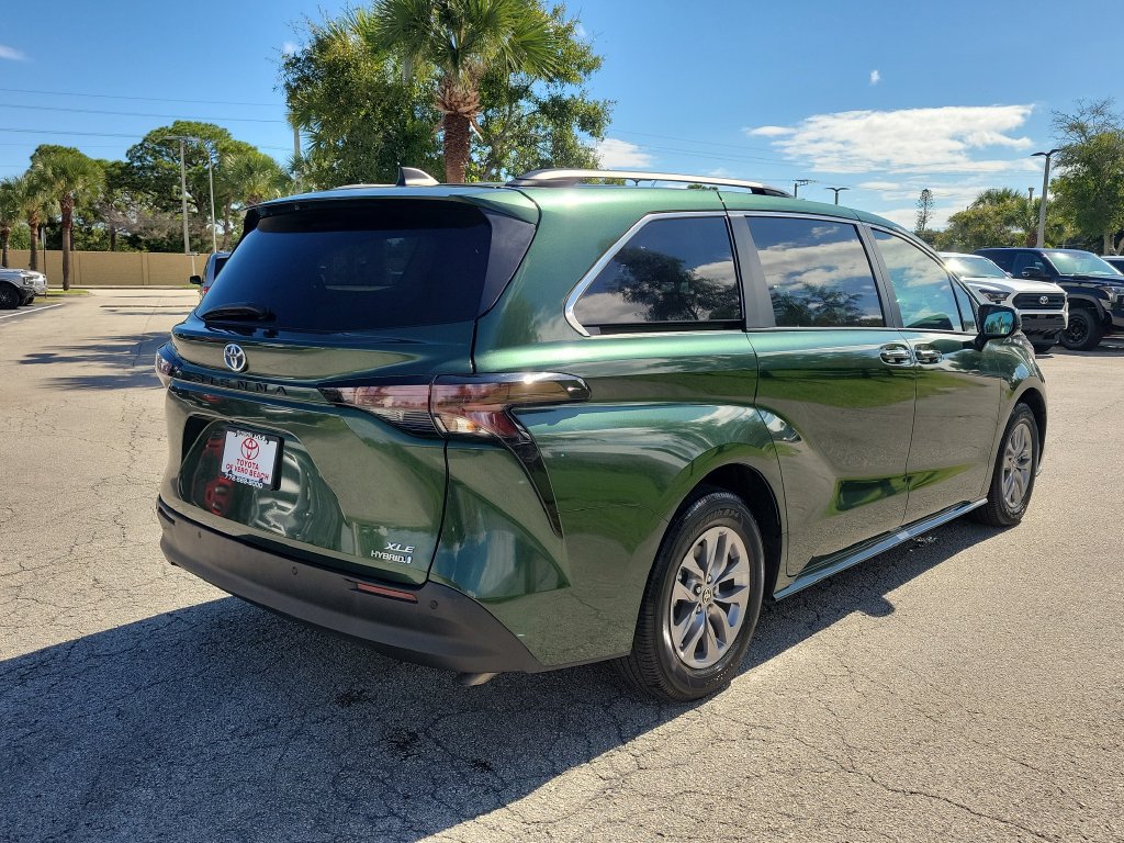 Used 2023 Toyota Sienna XLE FWD image 4