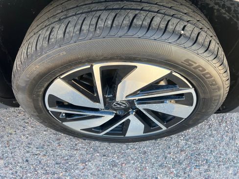 Used 2025 Volkswagen Atlas SE image 32