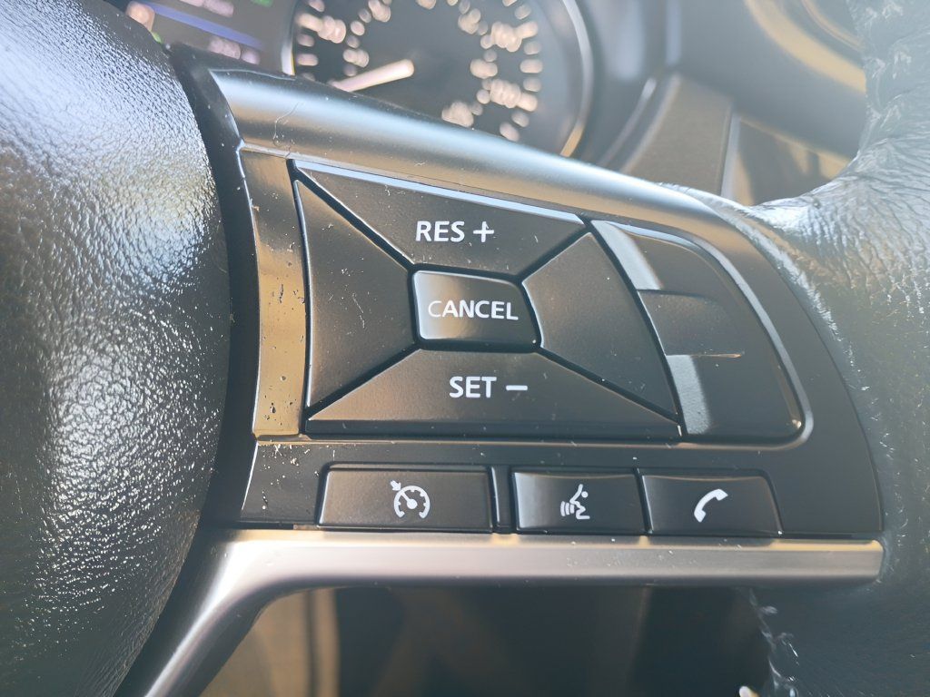 Used 2018 Nissan Rogue SV FWD image 10