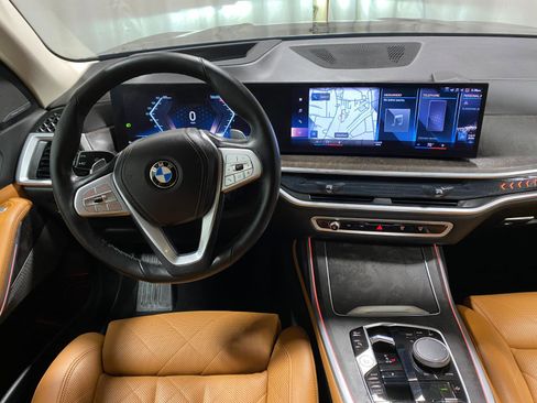 Used 2023 BMW X7 xDrive40i w/ Premium Package image 2