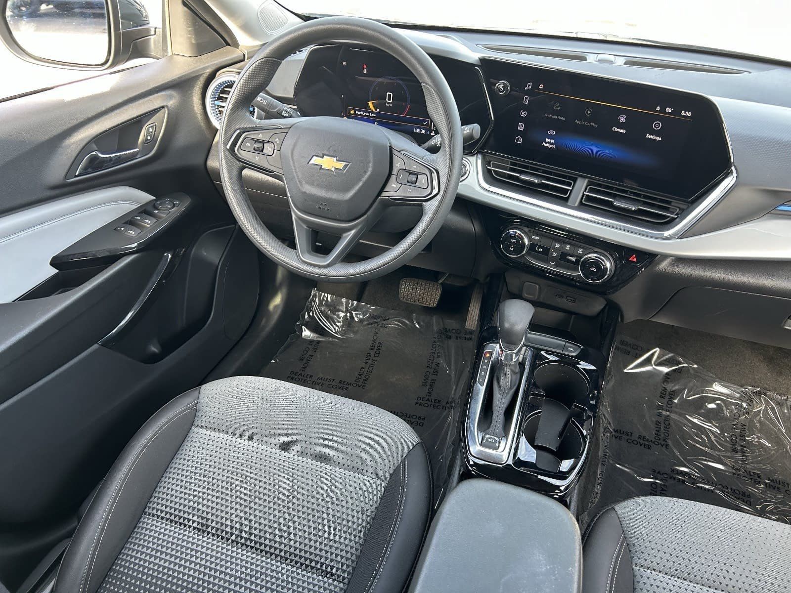 Used 2025 Chevrolet Trax LT FWD image 17