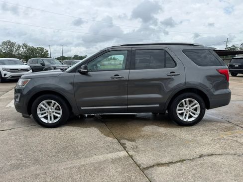 Used 2017 Ford Explorer XLT w/ Equipment Group 201A FWD image 2
