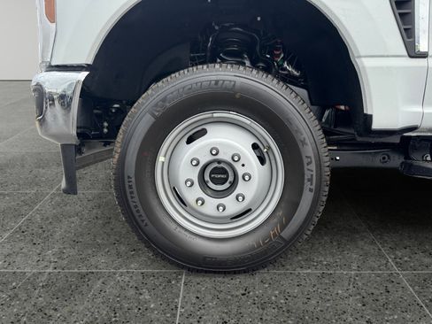 New 2025 Ford F350 XL w/ XL Chrome Package image 9