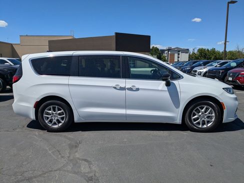 Used 2024 Chrysler Pacifica Touring-L FWD image 2