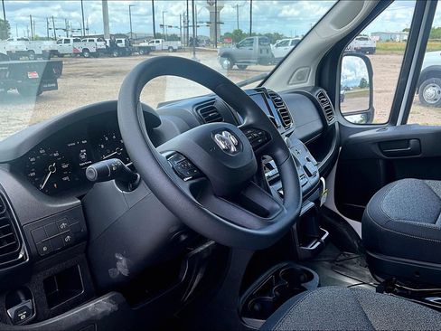 New 2024 RAM ProMaster 2500 w/ Convenience Group FWD image 5