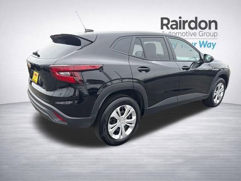 Used 2025 Chevrolet Trax LS image 8