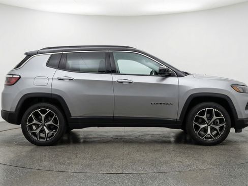 Used 2025 Jeep Compass Limited image 11