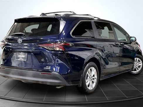 Used 2024 Toyota Sienna XLE w/ XLE Plus Package image 2