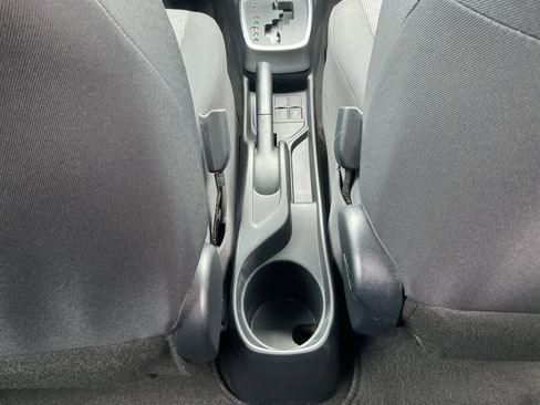 Used 2015 Toyota Yaris L image 18