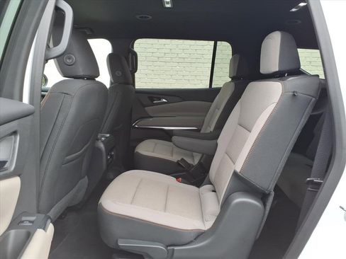 Used 2025 Chevrolet Traverse LT image 13