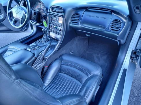 Used 2000 Chevrolet Corvette Coupe w/ Memory Pkg RWD image 11