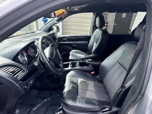 Used 2015 Chrysler Town & Country S FWD image 18