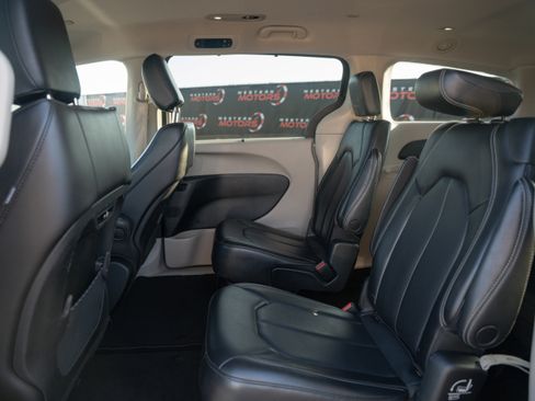 Used 2023 Chrysler Pacifica Touring-L image 26