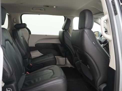 Used 2019 Chrysler Pacifica Touring-L w/ Advanced Safetytec Group FWD image 14