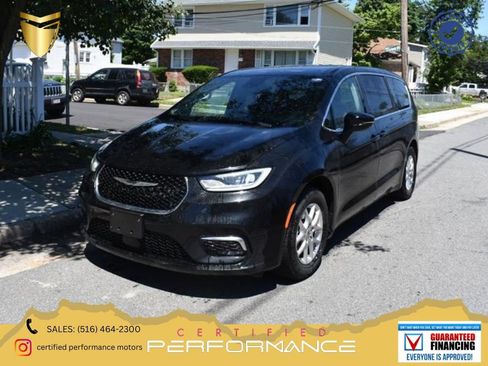 Used 2025 Chrysler Pacifica Select FWD image 1