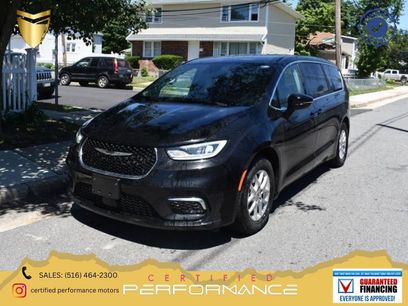 Used 2025 Chrysler Pacifica Select