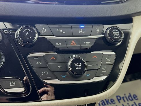 Used 2023 Chrysler Pacifica Touring-L image 15