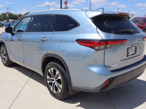 Used 2022 Toyota Highlander XLE AWD/4WD image 7