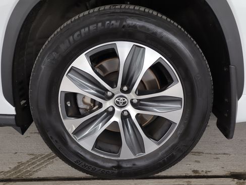 Used 2023 Toyota Highlander XLE AWD/4WD image 27