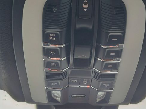 Used 2025 Porsche Macan image 44