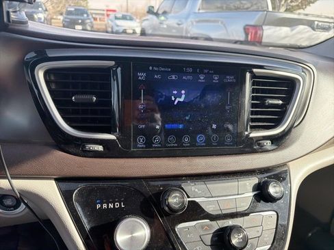 Used 2017 Chrysler Pacifica Touring-L image 4