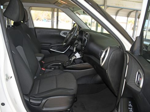 Used 2022 Kia Soul LX image 19