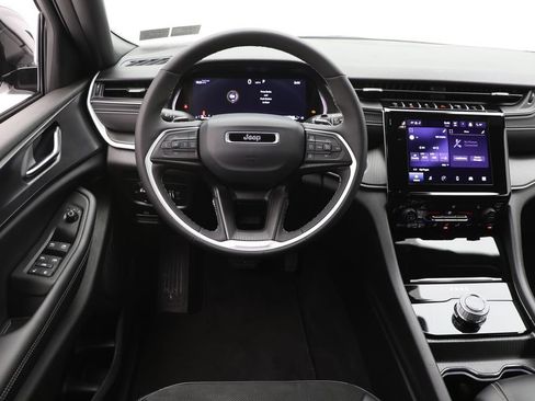 Used 2025 Jeep Grand Cherokee Altitude AWD/4WD image 12
