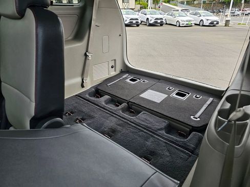 Used 2017 Kia Sedona LX w/ LX Essentials Premium Package FWD image 18