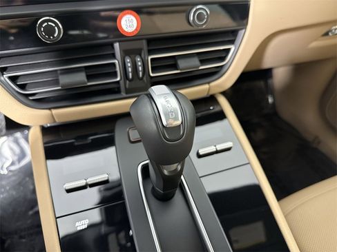 Certified 2025 Porsche Macan image 33
