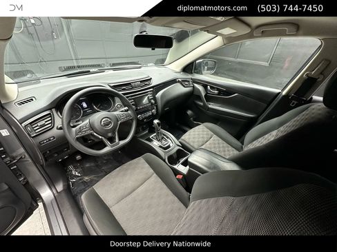 Used 2018 Nissan Rogue Sport SV image 16