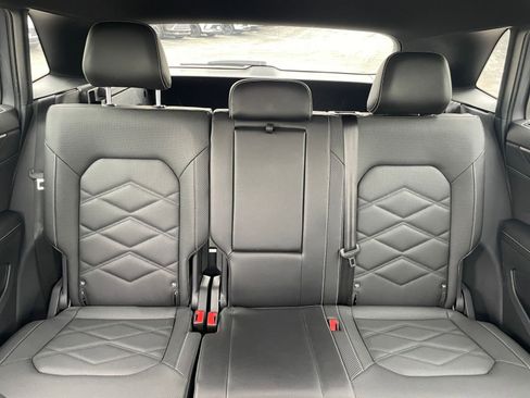 Used 2025 Volkswagen Atlas Cross Sport SE image 38