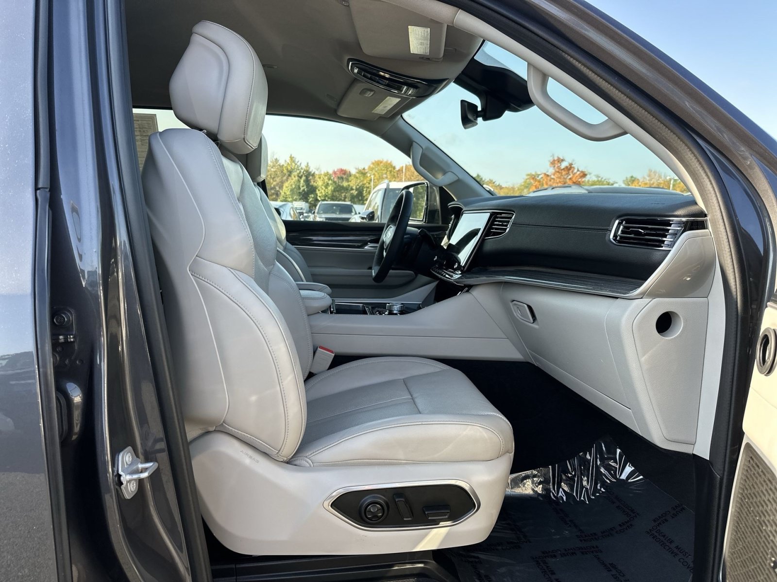 Used 2022 Jeep Wagoneer Series III w/ Flexible Seating Group AWD/4WD image 28