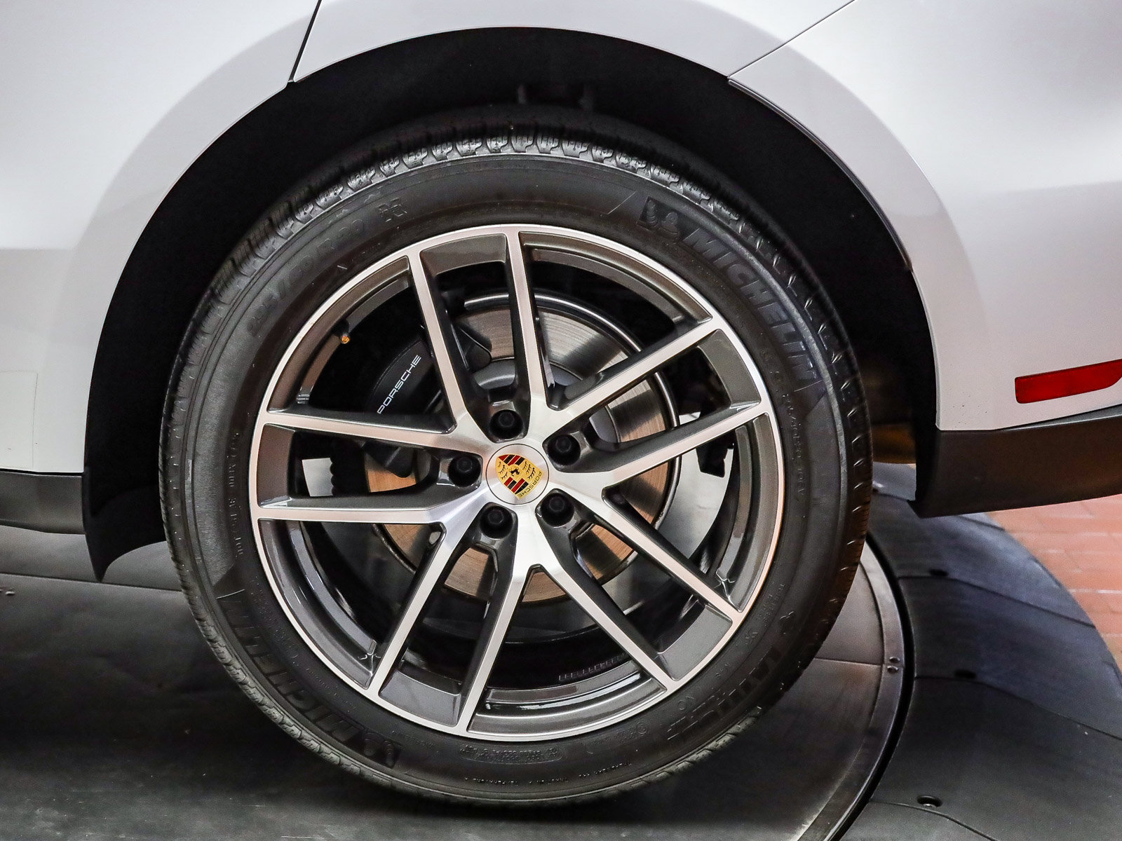 Certified 2026 Porsche Macan AWD/4WD image 9