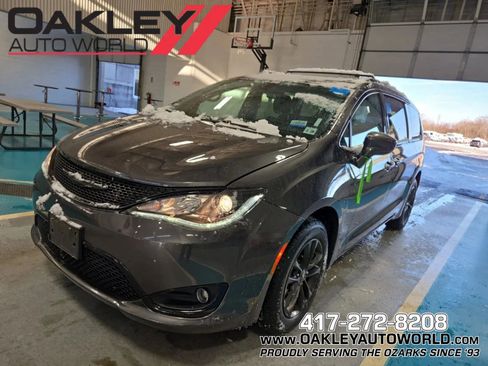 Used 2020 Chrysler Pacifica Touring-L image 1