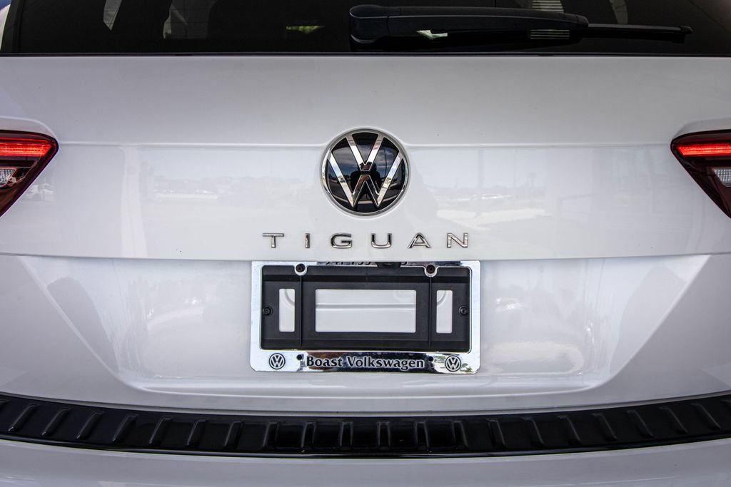 Certified 2024 Volkswagen Tiguan SE R-Line FWD image 15