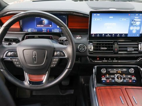 Used 2024 Lincoln Navigator Reserve image 19