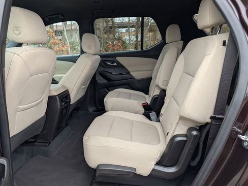 Used 2022 Chevrolet Traverse LT image 24