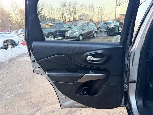 Used 2019 Jeep Cherokee Limited AWD/4WD image 13