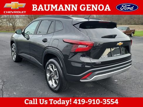 Used 2025 Chevrolet Trax LT w/ LT Convenience Package image 8
