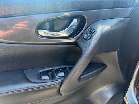 Used 2017 Nissan Rogue SV AWD/4WD image 16