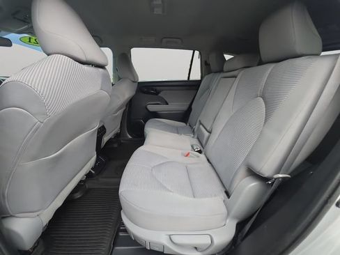 Used 2021 Toyota Highlander LE AWD/4WD image 12