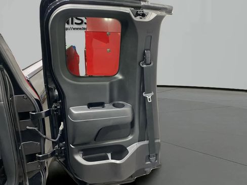 Used 2018 Nissan Titan SV image 20