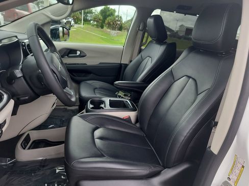 Certified 2024 Chrysler Pacifica Touring-L FWD image 21