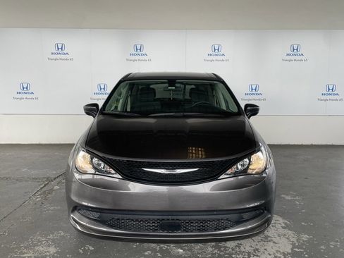 Used 2022 Chrysler Voyager LX image 2