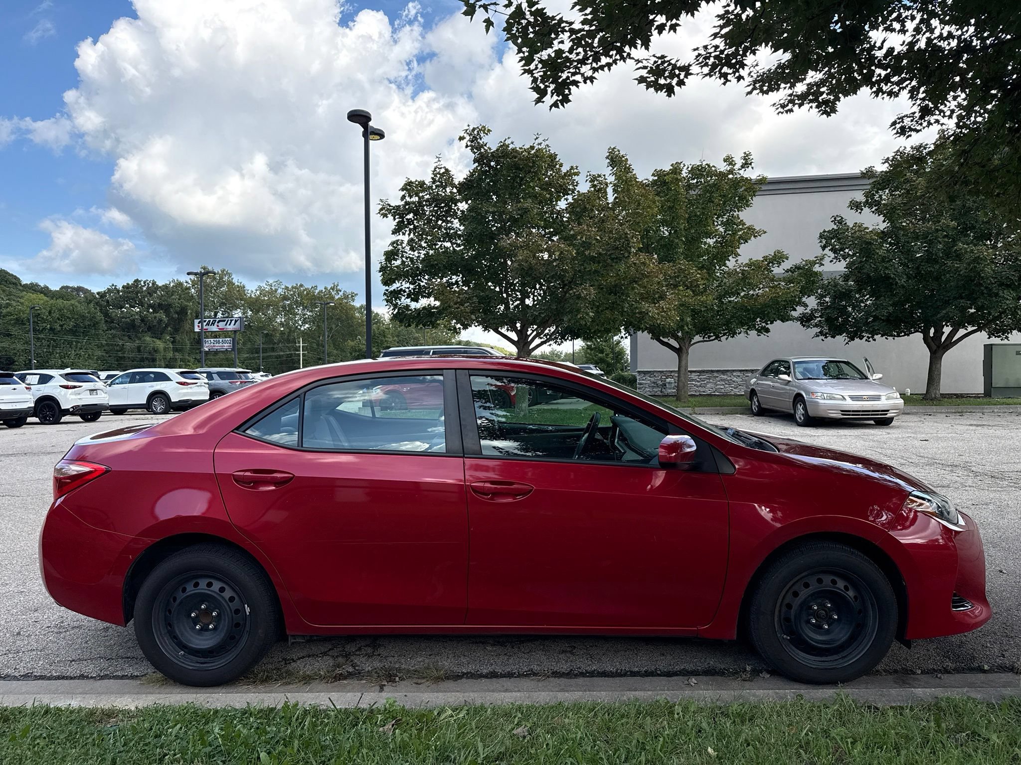 Used 2018 Toyota Corolla LE FWD image 4