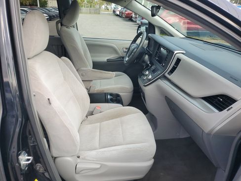 Used 2019 Toyota Sienna LE image 7
