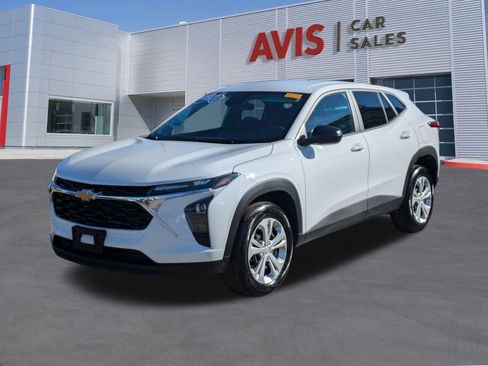 Used 2025 Chevrolet Trax LS image 1