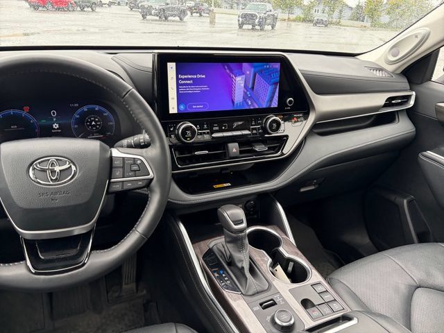 Used 2024 Toyota Highlander Limited AWD/4WD image 18